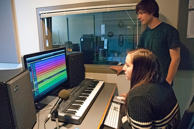 music student in the music computer lab