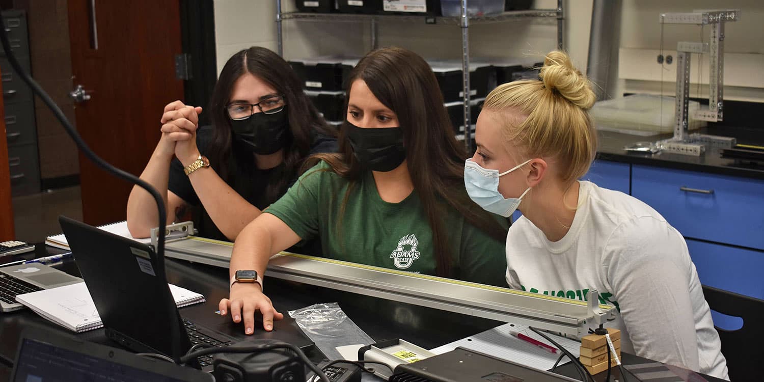 Adams State students in first-year seminar lab