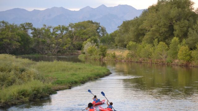 Students kayaking on the Rio Grande