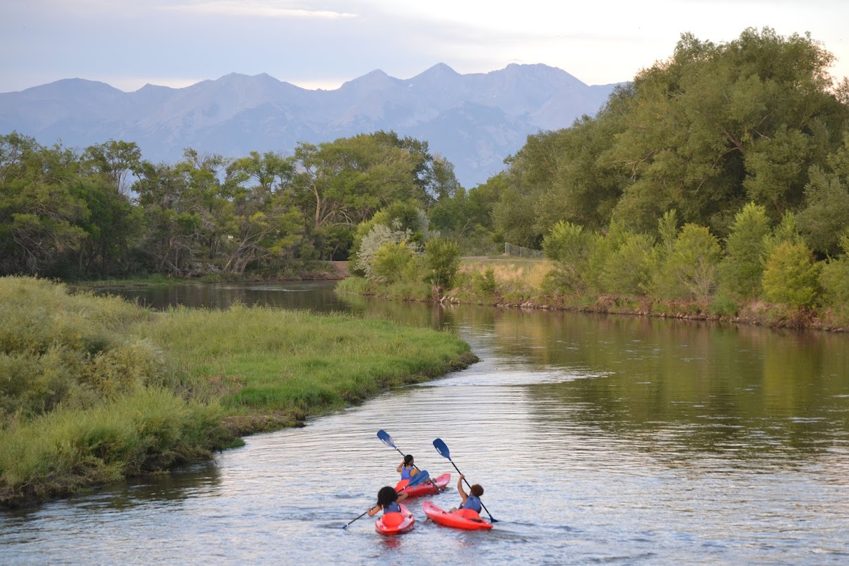 Students kayaking on the Rio Grande