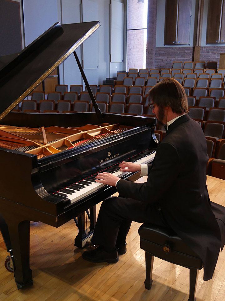 piano player in leon hall